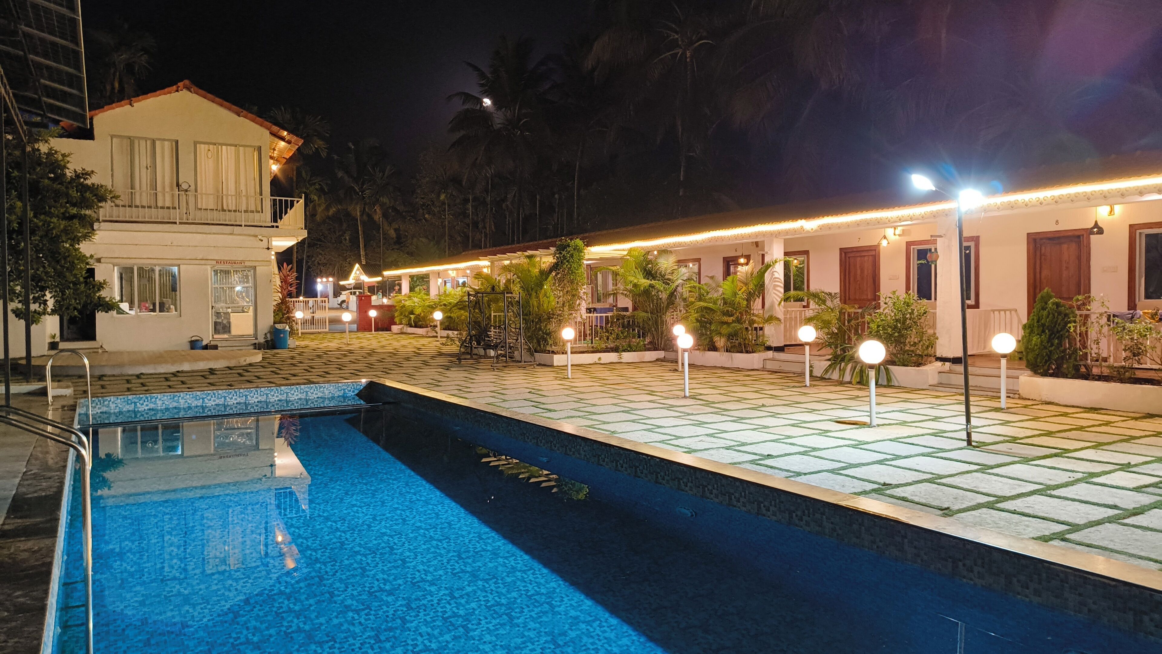 Una piscina al aire libre