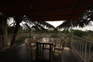 Outdoor dining - King of Kings by iLiF Hotels (Borli)
