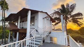Bungalow superior, balcón, vistas a la bahía | Exterior