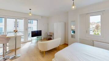 Desk, iron/ironing board, WiFi, bed sheets