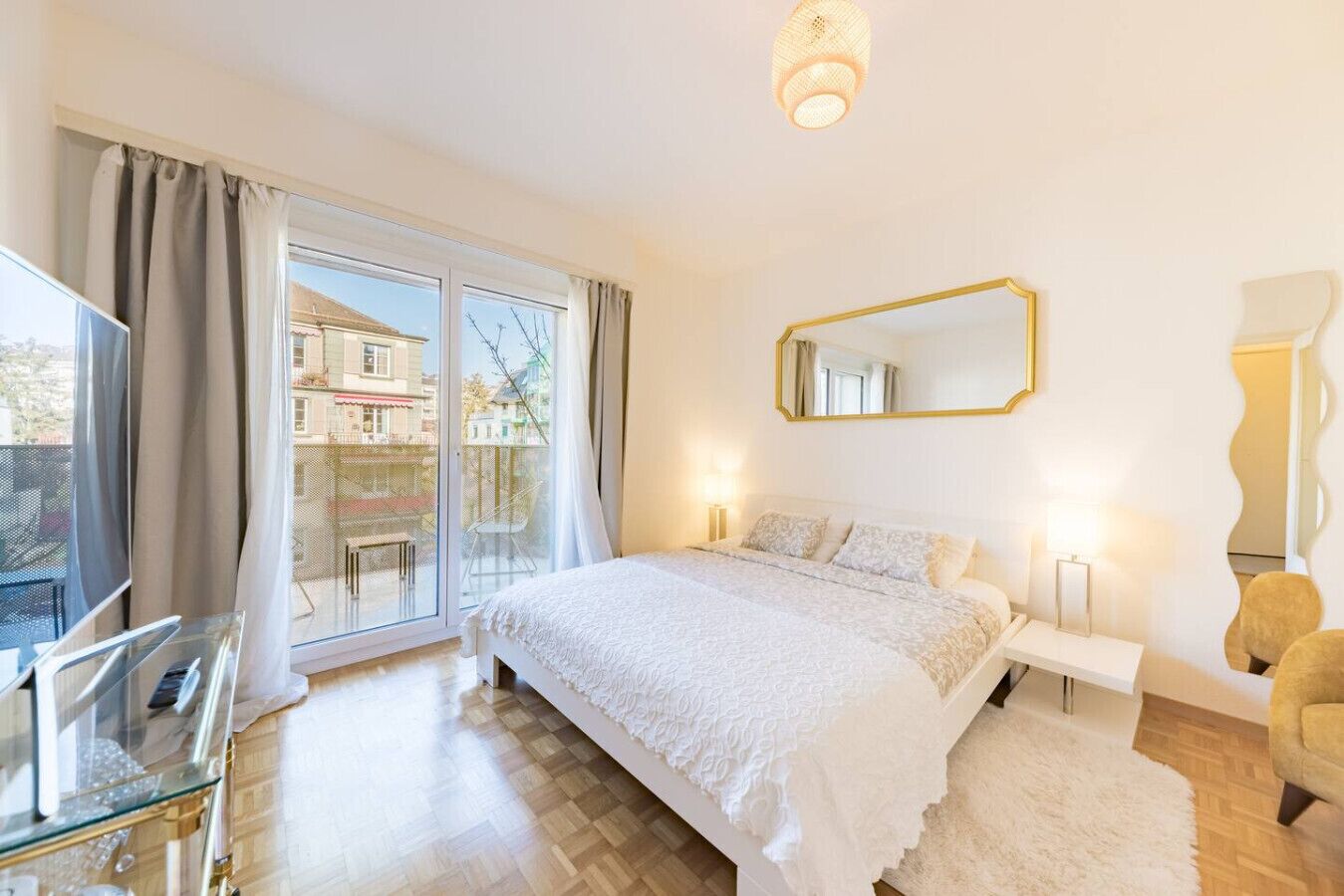 Desk, iron/ironing board, WiFi, bed sheets