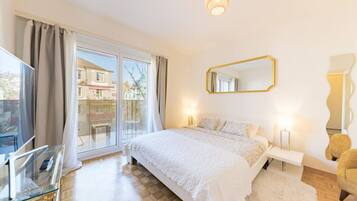 Desk, iron/ironing board, WiFi, bed sheets