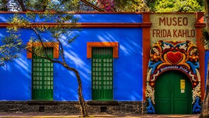 A building with a blue facade, green shutters, and a decorative entrance with a heart motif. - Frida's Favorite Loft in Coyoacan, walk to Frida Kahlo's "Casa Azul" Museum. (Ciudad de México)