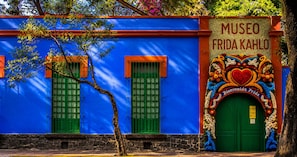 A building with a blue facade, green shutters, and a decorative entrance with a heart motif. - Frida's Favorite Loft in Coyoacan, walk to Frida Kahlo's "Casa Azul" Museum. (Ciudad de México)