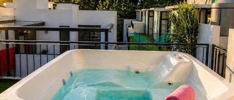 Bain à remous extérieur