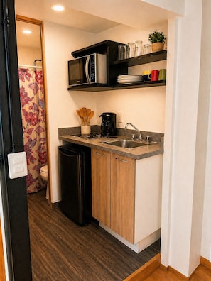 A compact kitchen with a microwave, coffee maker, and a sink. - Frida's Favorite Loft in Coyoacan, walk to Frida Kahlo's "Casa Azul" Museum. (Ciudad de México)