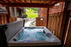 Outdoor spa tub - Ski-In/Out Condo w/ Fireplace + Dogs OK (Whitefish)