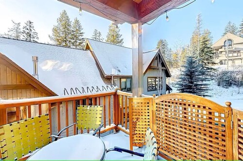 Ski-In/Out Condo w/ Fireplace + Dogs OK