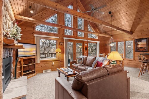 Rustic Ridge Cabin 103 - Private Woodland Retreat near Devil's Lake State Park