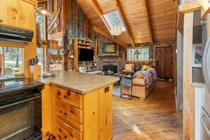 Interior - Fire Pit + AC + Bunks | Near Glaze Mdw | Sleeps 10 (Sisters)