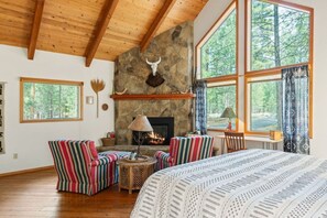 4 bedrooms, free WiFi - Fire Pit + AC + Bunks | Near Glaze Mdw | Sleeps 10 (Sisters)