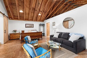 Interior - Tranquil Garden Apartment Next to The Grand Forest on Bainbridge Island (Bainbridge Island)