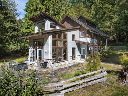 Tranquil Garden Apartment Next to The Grand Forest on Bainbridge Island