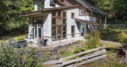 Tranquil Garden Apartment Next to The Grand Forest on Bainbridge Island