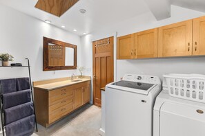 Interior - Tranquil Garden Apartment Next to The Grand Forest on Bainbridge Island (Bainbridge Island)