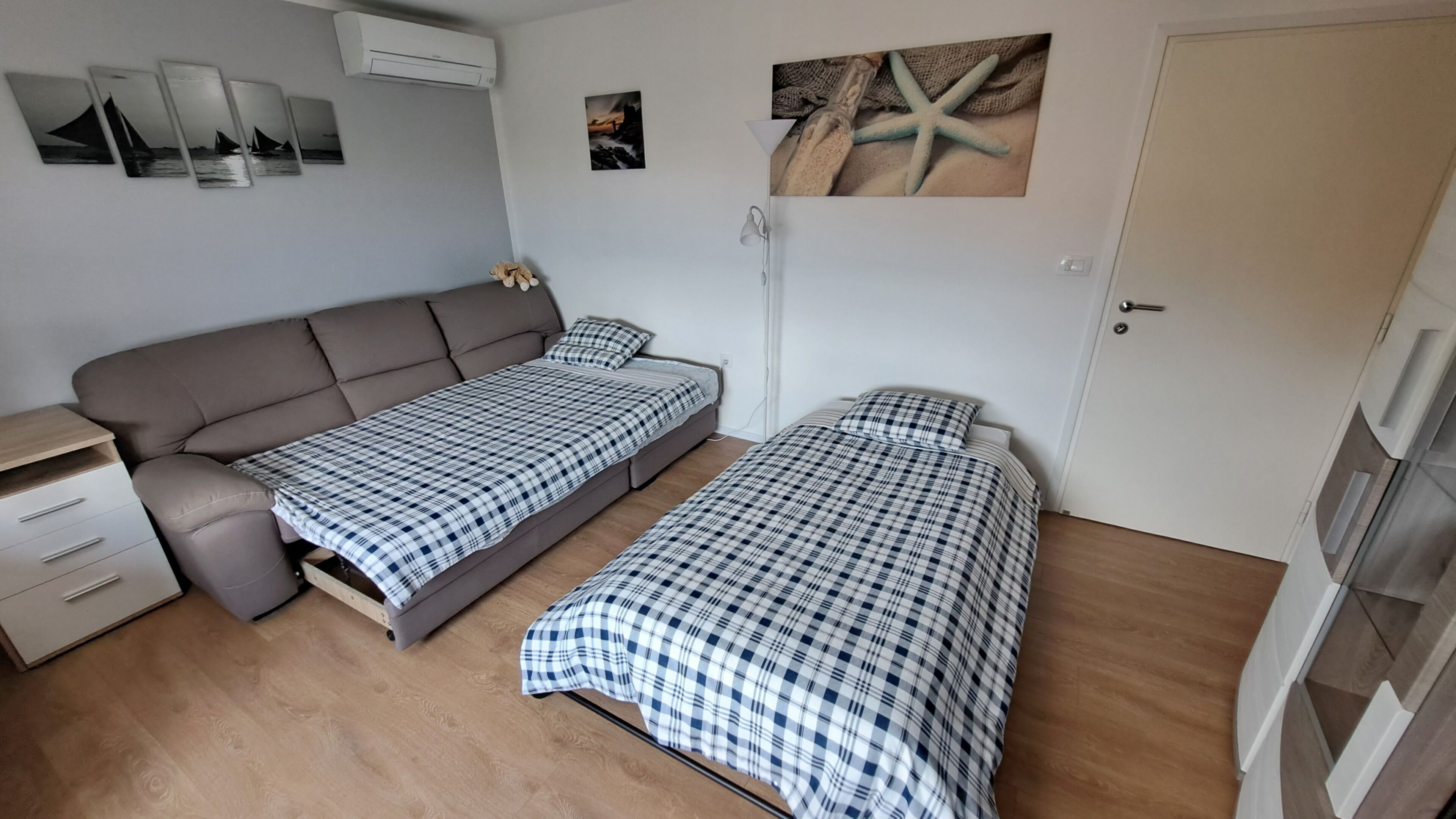 Iron/ironing board, WiFi, bed sheets