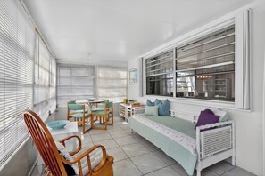 Dining - Cozy 2-bedroom house in lovely Hollywood with AC (Hollywood)