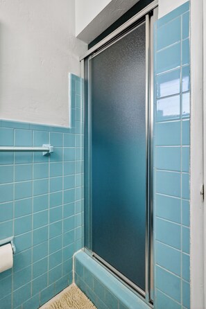 Bathroom - Cozy 2-bedroom house in lovely Hollywood with AC (Hollywood)