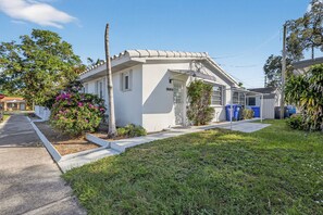 Exterior - Cozy 2-bedroom house in lovely Hollywood with AC (Hollywood)