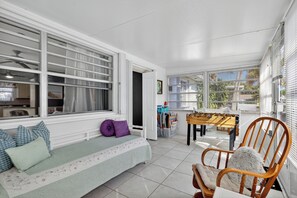 Room - Cozy 2-bedroom house in lovely Hollywood with AC (Hollywood)