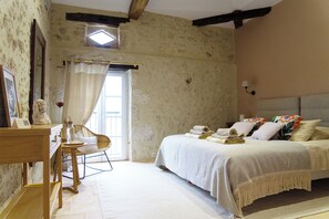 5 bedrooms, desk, iron/ironing board, travel crib - Luxury Private Estate in Gascony | Heated Pool, Spa, Air Conditioning, Sleeps 14 (Saint-Mézard)