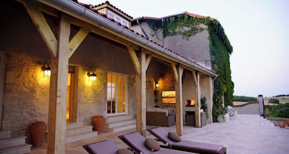 Luxury Private Estate in Gascony | Heated Pool, Spa, Air Conditioning, Sleeps 14
