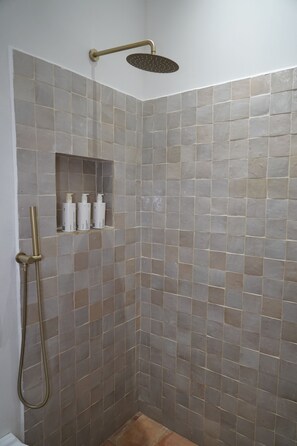 Shower, jetted tub, hair dryer, towels - Luxury Private Estate in Gascony | Heated Pool, Spa, Air Conditioning, Sleeps 14 (Saint-Mézard)