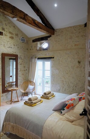 5 bedrooms, desk, iron/ironing board, travel crib - Luxury Private Estate in Gascony | Heated Pool, Spa, Air Conditioning, Sleeps 14 (Saint-Mézard)