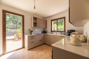 Coffee/tea maker, fridge, microwave, oven