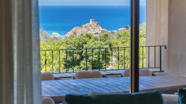 Una stanza con vista sull'oceano e su una scogliera.