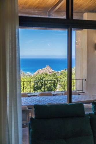 Offrez-vous une parenthèse inoubliable à la Villa Excelsior, nichée entre mer et montagne dans l’un des plus beaux sites classés au patrimoine mondial de l’UNESCO.