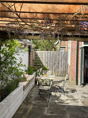 Outdoor dining - Soothing 2-bedroom house in welcoming Bergen (Bergen (NH))
