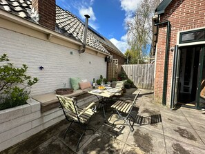 Outdoor dining - Soothing 2-bedroom house in welcoming Bergen (Bergen (NH))