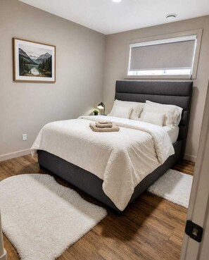 Room - Luxury Executive Home in Windermere | Sleeps Comfortably (Edmonton)
