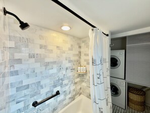 Articles de toilette écologiques, sèche-cheveux, serviettes fournies
