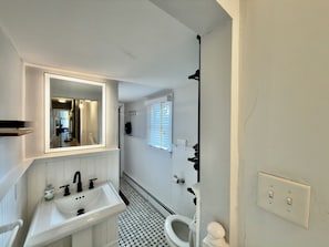 Articles de toilette écologiques, sèche-cheveux, serviettes fournies