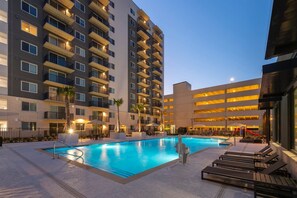Una piscina al aire libre