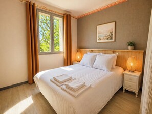 デスク、アイロン / アイロン台、旅行用ベビーベッド、インターネット