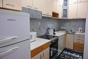 Private kitchen - Gorgeous 3-bedroom apartment with 5-Balconies in the Center of Skopje (Skopje)