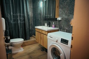 Shower, hair dryer, towels, soap - Gorgeous 3-bedroom apartment with 5-Balconies in the Center of Skopje (Skopje)