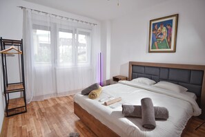 3 bedrooms, WiFi, bed sheets - Gorgeous 3-bedroom apartment with 5-Balconies in the Center of Skopje (Skopje)