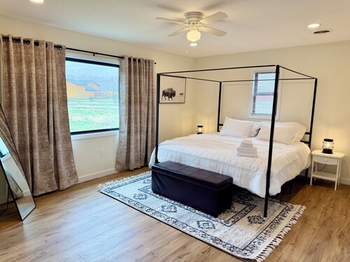 14 Guests, 6BR, 9 beds, 3 bath. Riverfront in Cody, WY—Yellowstone East Gateway!
