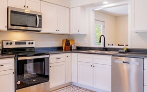 Fridge, microwave, stovetop, dishwasher