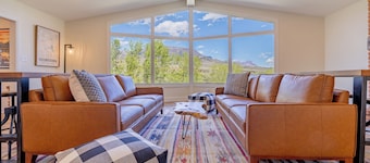 14 Guests, 6BR, 9 beds, 3 bath. Riverfront in Cody, WY—Yellowstone East Gateway!