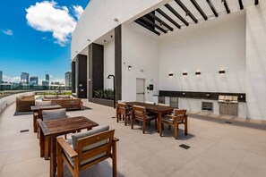 Outdoor dining - Altitude 31 | Lux 1BR Suite | Walk to Concerts (Miami)
