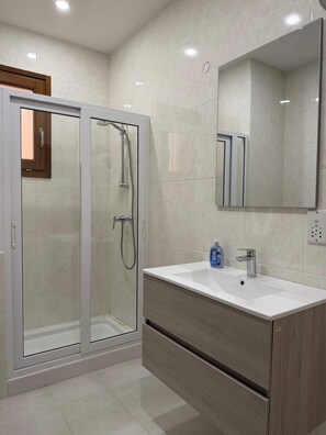Douche, sèche-cheveux, serviettes fournies