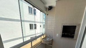 A small bathroom with a window, a sink, and a tiled floor. - House just 5 minutes from the beach. (Florianópolis)