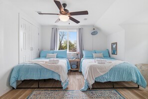 3 bedrooms, iron/ironing board, WiFi, bed sheets - Cozy Walk to AT&T Stadium! Game Day Retreat!Family Friendl (Arlington)
