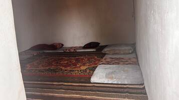 Eenvoudige tweepersoonskamer | Interieur