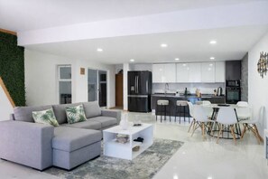 Living area - Stay at a perfect,desirable location near the beaches, restaurants, and shopping (Praia)